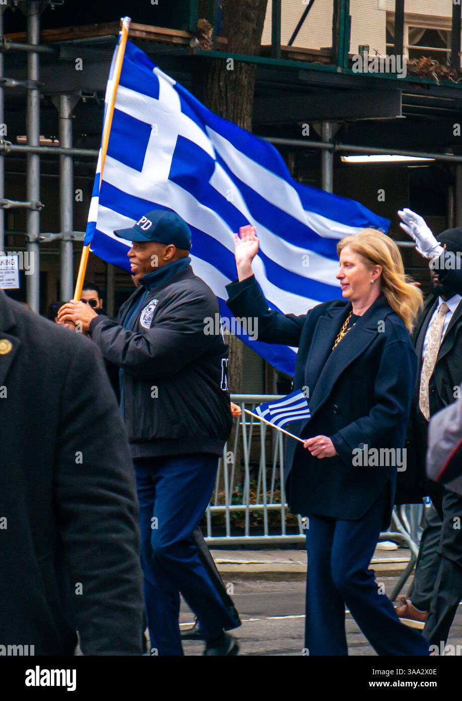 New York, États-Unis. 30 mars 2025. Le maire Eric Adams marche dans la parade du jour de l'indépendance grecque, portant le drapeau grec, avec la commissaire du NYPD Jessica Tisch à proximité. Les fêtards célèbrent la parade du jour de l'indépendance grecque défilant le long de la Cinquième Avenue à New York, New York, États-Unis. Crédit : Stu Gray/Alamy Live News. Banque D'Images