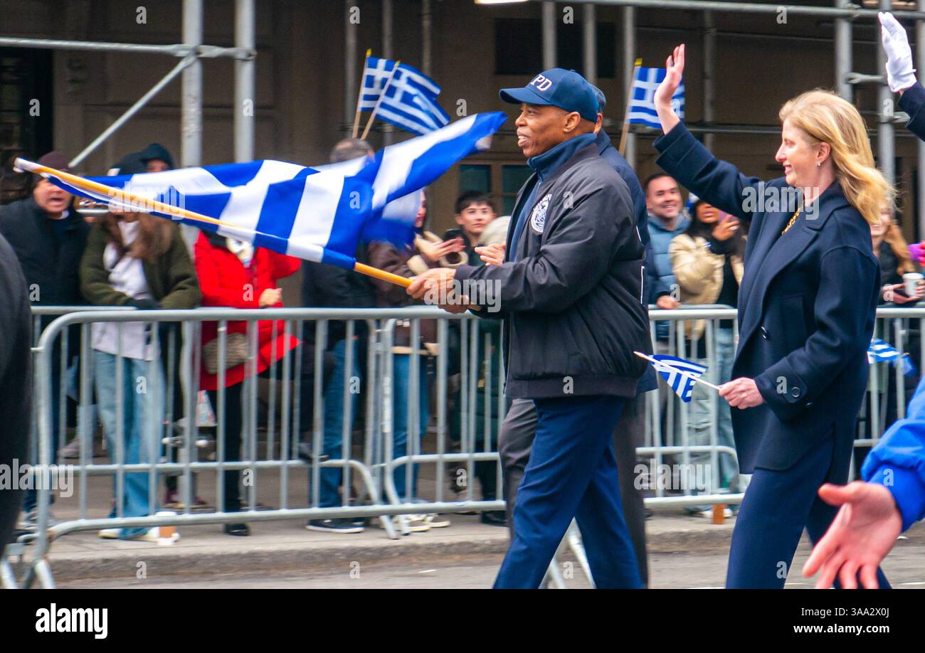 New York, États-Unis. 30 mars 2025. Le maire Eric Adams marche dans la parade du jour de l'indépendance grecque, portant le drapeau grec, avec la commissaire du NYPD Jessica Tisch à proximité. Les fêtards célèbrent la parade du jour de l'indépendance grecque défilant le long de la Cinquième Avenue à New York, New York, États-Unis. Crédit : Stu Gray/Alamy Live News. Banque D'Images