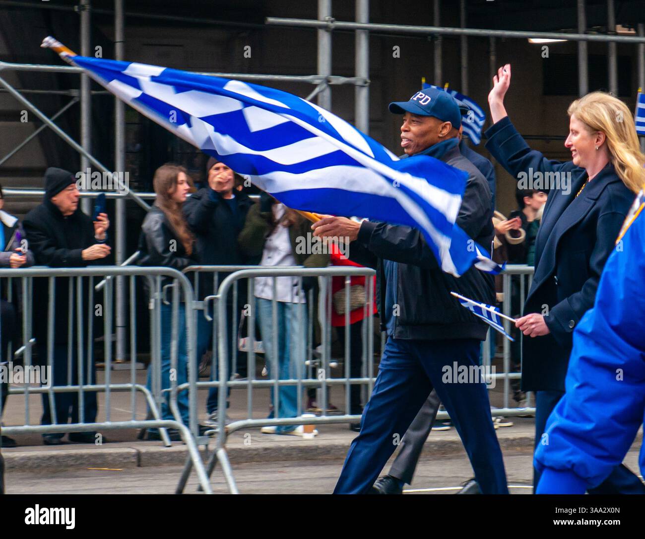 New York, États-Unis. 30 mars 2025. Le maire Eric Adams marche dans la parade du jour de l'indépendance grecque, portant le drapeau grec, avec la commissaire du NYPD Jessica Tisch à proximité. Les fêtards célèbrent la parade du jour de l'indépendance grecque défilant le long de la Cinquième Avenue à New York, New York, États-Unis. Crédit : Stu Gray/Alamy Live News. Banque D'Images