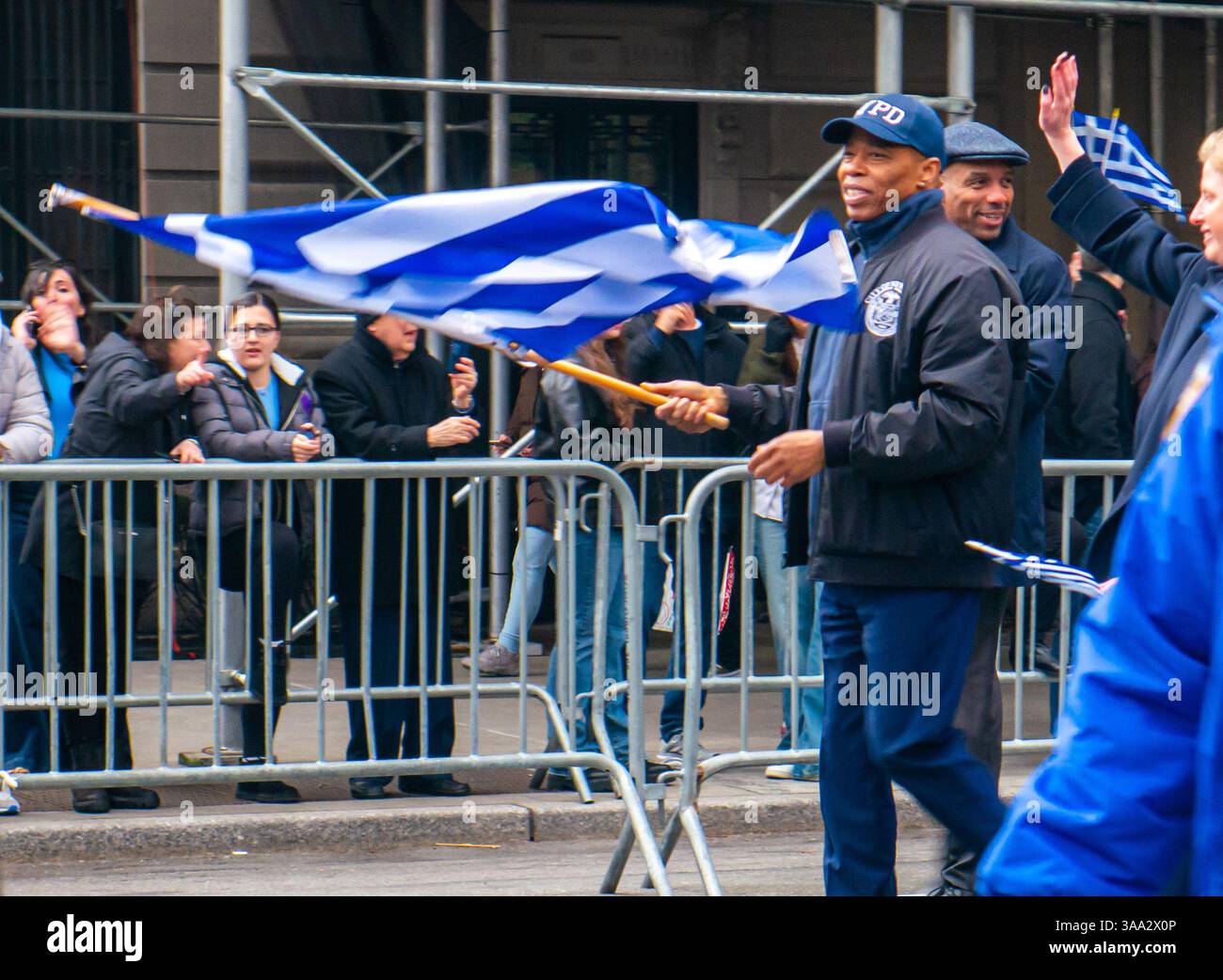 New York, États-Unis. 30 mars 2025. Le maire Eric Adams marche dans la parade du jour de l'indépendance grecque, portant le drapeau grec. Les fêtards célèbrent la parade du jour de l'indépendance grecque défilant le long de la Cinquième Avenue à New York, New York, États-Unis. Crédit : Stu Gray/Alamy Live News. Banque D'Images