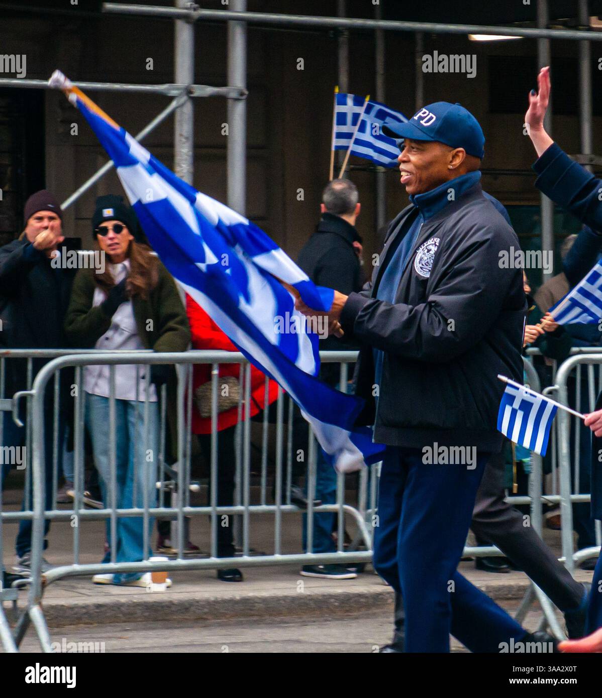 New York, États-Unis. 30 mars 2025. Le maire Eric Adams marche dans la parade du jour de l'indépendance grecque, portant le drapeau grec. Les fêtards célèbrent la parade du jour de l'indépendance grecque défilant le long de la Cinquième Avenue à New York, New York, États-Unis. Crédit : Stu Gray/Alamy Live News. Banque D'Images