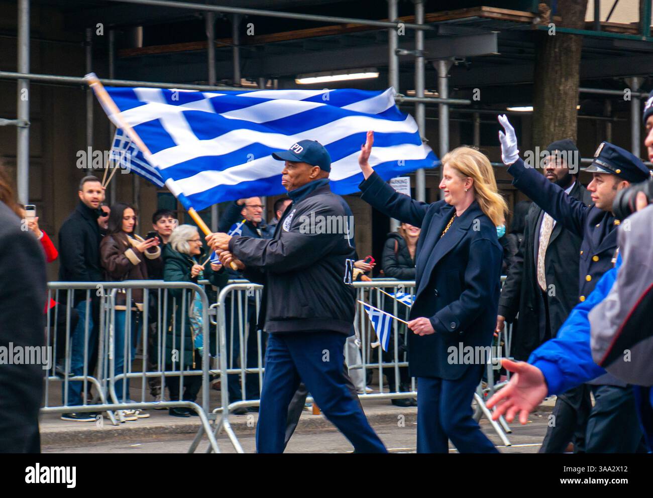 New York, États-Unis. 30 mars 2025. Le maire Eric Adams marche dans la parade du jour de l'indépendance grecque, portant le drapeau grec, avec la commissaire du NYPD Jessica Tisch à proximité. Les fêtards célèbrent la parade du jour de l'indépendance grecque défilant le long de la Cinquième Avenue à New York, New York, États-Unis. Crédit : Stu Gray/Alamy Live News. Banque D'Images