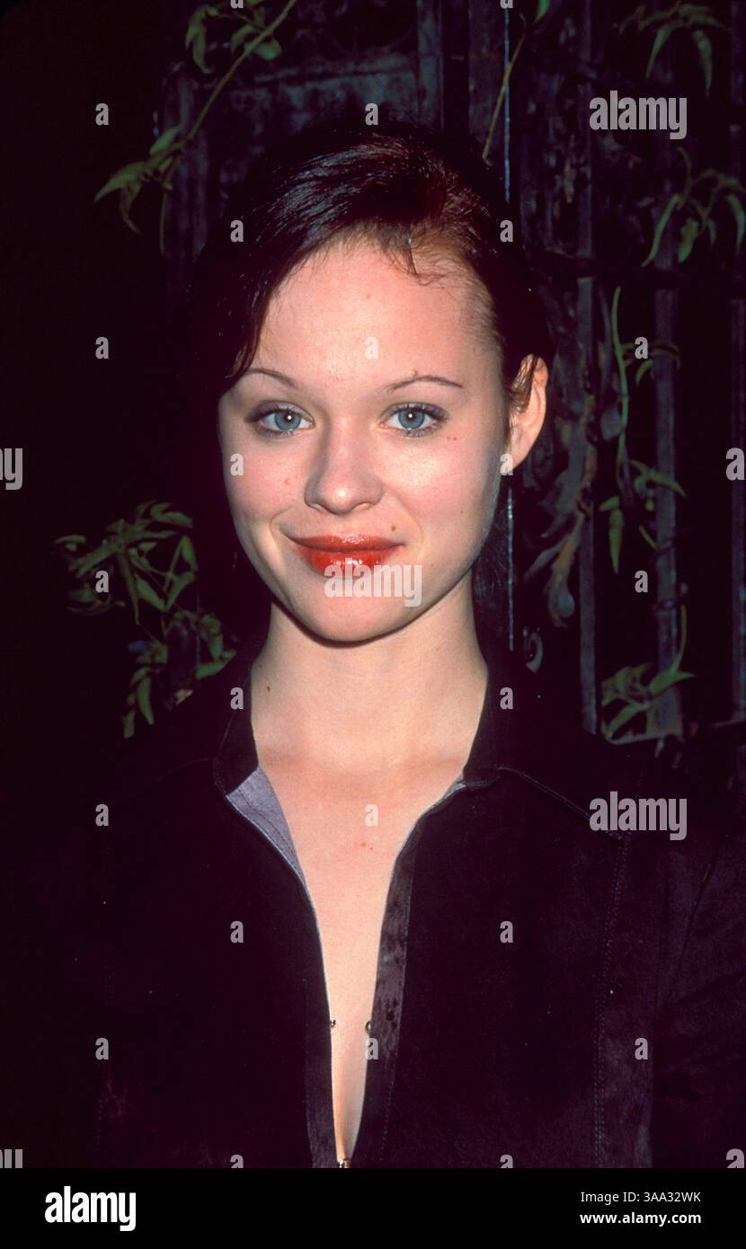 09 nov. 2000 ; Hollywood, CA, États-Unis ; L'actrice THORA BIRCH lors de la présentation automobile de LA LEXUS LS 430. Elle porte une veste boutonnée noire avec des reflets violets. Banque D'Images
