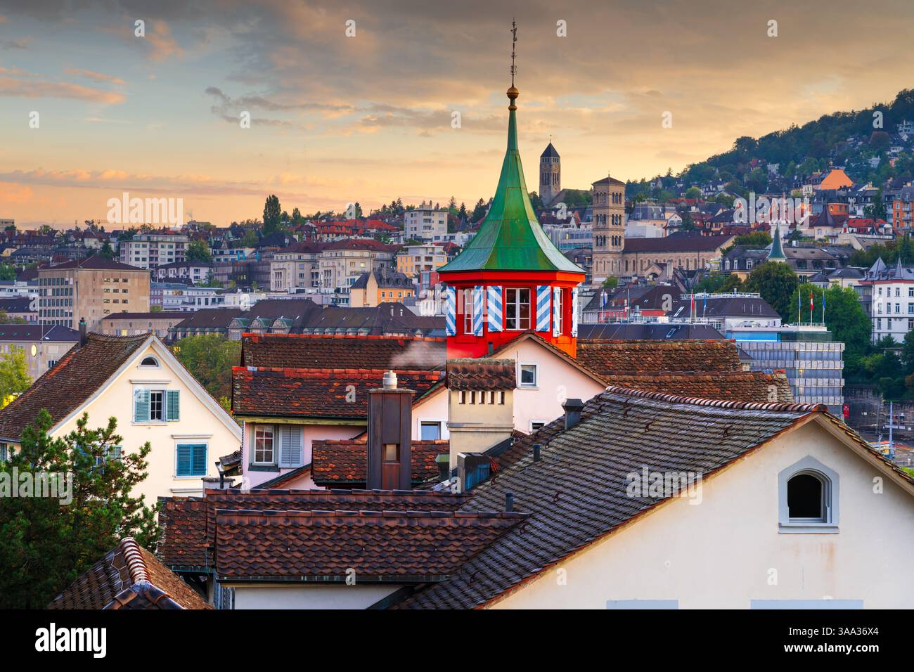 Bâtiments historiques à Zurich, Suisse à l'aube. Banque D'Images