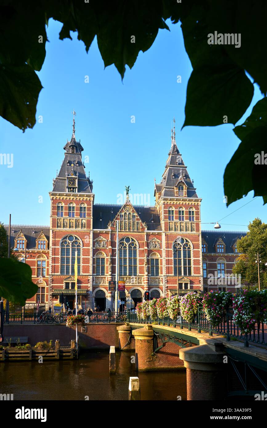 Amsterdam, pays-Bas – 20 septembre 2024 - Rijksmuseum National Museum Amsterdam canal Museumbrug. Le musée national Rijksmuseum à Amsterdam. Banque D'Images