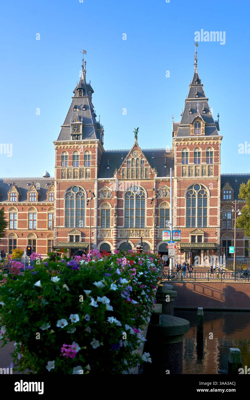 Amsterdam, pays-Bas – 20 septembre 2024 - Rijksmuseum Musée national Amsterdam fleurs. Le musée national Rijksmuseum à Amsterdam. Banque D'Images