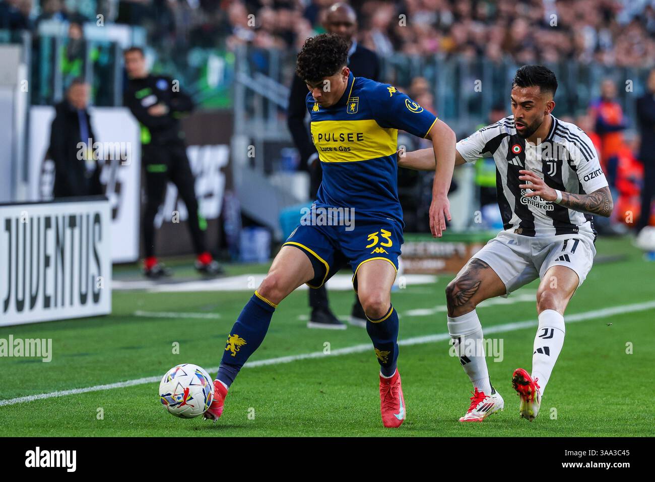 Turin, Italien. 29 mars 2025. Nico Gonzalez de la Juventus FC concourt pour le ballon avec Alan Matturro de Gênes CFC lors du match de Serie A 2024/25 entre la Juventus FC et Gênes CFC à l'Allianz Stadium crédit : dpa/Alamy Live News Banque D'Images