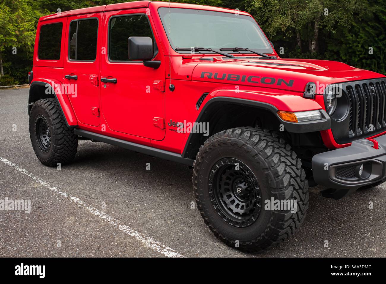 Red Wrangler Rubicon hors route 4X4 garé sur le parking extérieur. Vue latérale du nouveau Jeep Wrangler 4 portes Rubicon. Véhicule sportif terrain de ruff extrême wi Banque D'Images Red Wrangler Rubicon hors route 4X4 garé sur le parking extérieur. Vue latérale du nouveau Jeep Wrangler 4 portes Rubicon. Véhicule sportif terrain de ruff extrême wi Banque D'Images