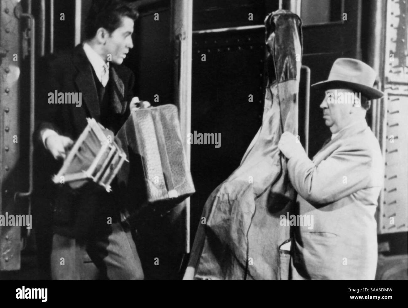 ÉTRANGERS DANS Un TRAIN 1951 Warner Bros film avec Farley Granger à gauche et Alfred Hitchcock dans un rôle de camée Banque D'Images