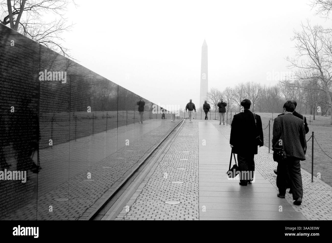 11 janvier 2005 ; Washington, DC, États-Unis ; le Mémorial des anciens combattants du Vietnam, également connu sous le nom de « The Wall », a été fondé par le caporal Jan Scruggs en hommage au personnel militaire tué dans la guerre du Vietnam. il a été achevé en novembre 1982. il y a 58 253 noms sur le mur, certains ajoutés en 2006. D'étonnantes statistiques montrent que le plus jeune soldat tué avait 15 ans et le plus vieux 62 ans. D'autres noms sur le mur incluent, 8 femmes, 28 Frères, 2 copains (ceux qui se sont enrôlus ensemble) 3 Père et fils et 16 aumôniers, 997 sont morts le premier jour au Vietnam et 1448 sont morts le dernier jour de J. Banque D'Images
