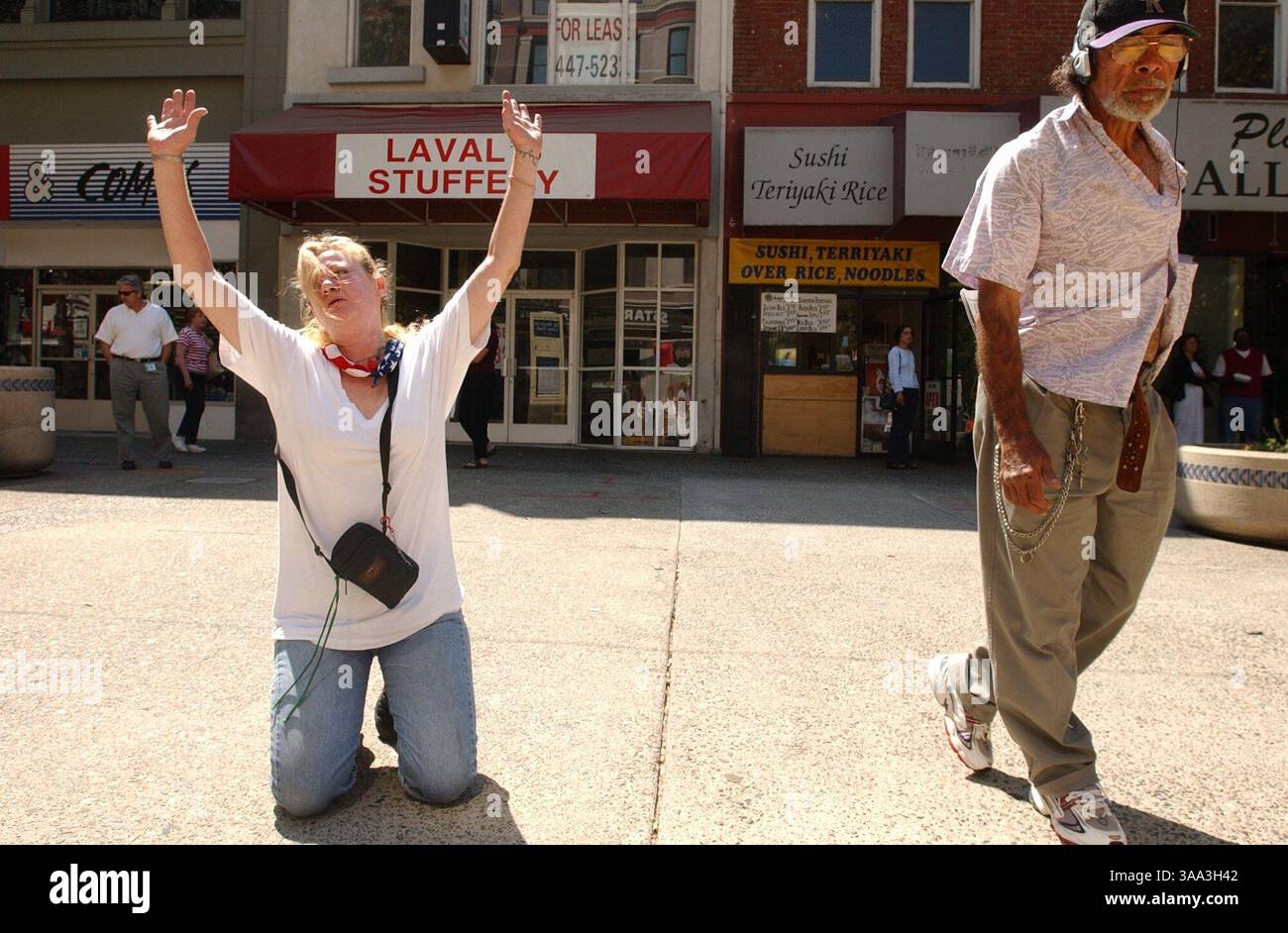 Leah Mehus (cq-gauche) de Sacramento, en Californie, s'est retrouvée prise dans l'esprit d'une prière prononcée sur K Street près du Downtown Plaza jeudi après-midi lors de la cinquième Convention annuelle des prédicateurs de rue nationale et du Blitz de la côte ouest. Un groupe d'environ 50 hommes, femmes et enfants a fait son chemin à Sacramento en participant à l'événement. La procession des prédicateurs marcha sur la rue K pour faire passer le mot. Sacramento Bee photographie par Jose Luis Villegas 9/13/01 Sacramento Bee/ZUMA Press Banque D'Images