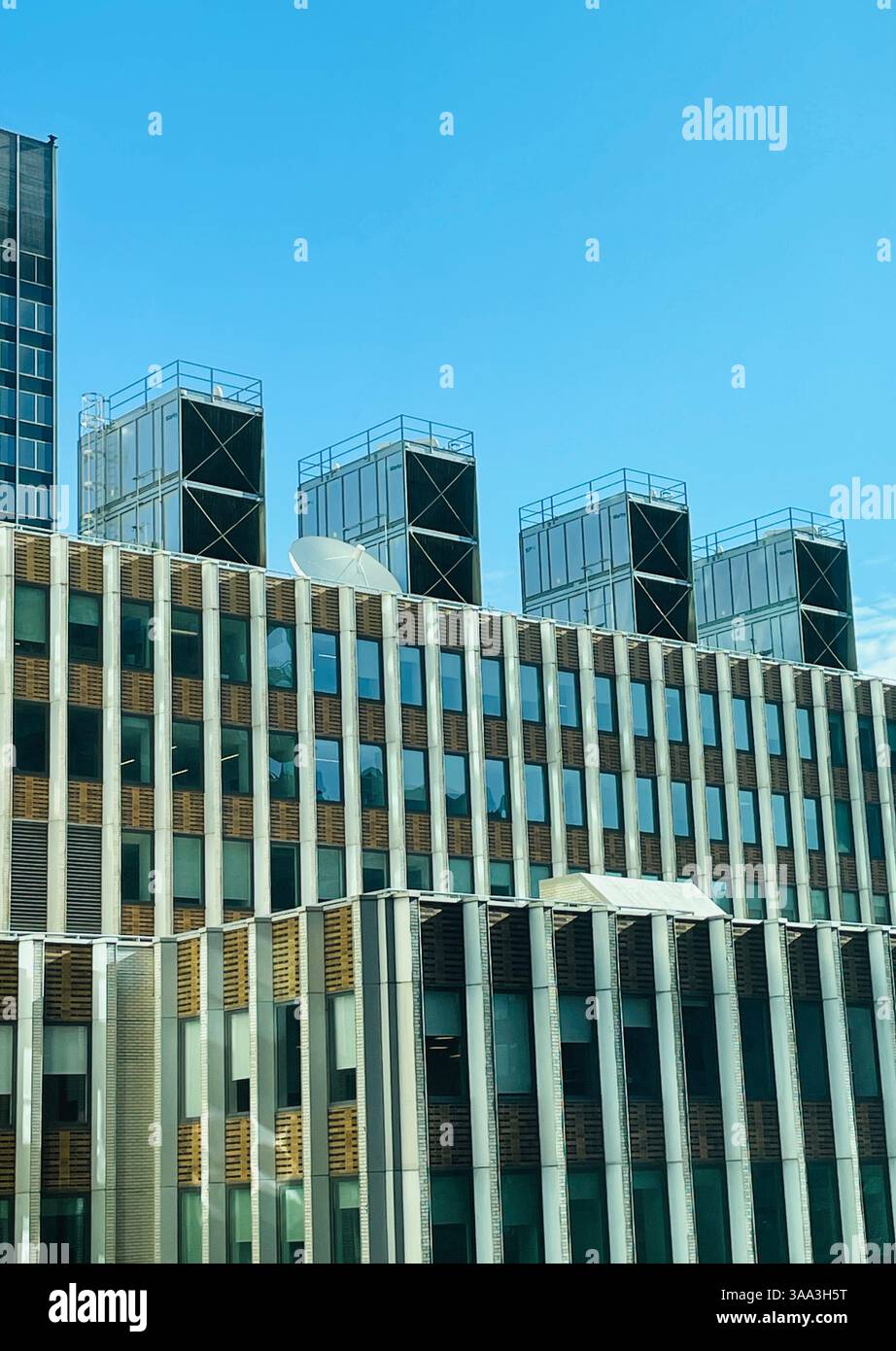 Un grand bâtiment commercial à Midtown Manhattan dispose de tours de refroidissement dans le cadre de son système de CVC, 2025, New York City, États-Unis - Image de stock capturée avec un smartphone