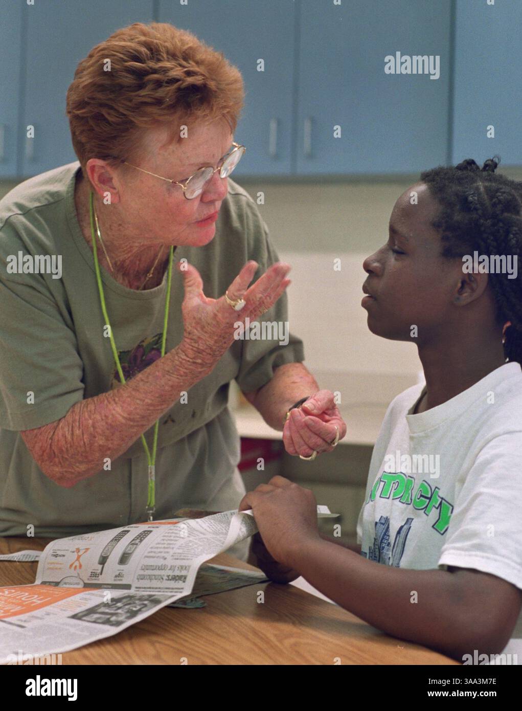 L’enseignante Sheila Williams communique avec l’étudiante sourde Brenda Cotton en utilisant la langue des signes à l’école Miles P. Richmond à North Highlands, vendredi 28 septembre 2001. Elle enseigne à des étudiants ayant un handicap de développement. (Sacramento Bee/ Leilani Hu ) /ZUMA Press Banque D'Images