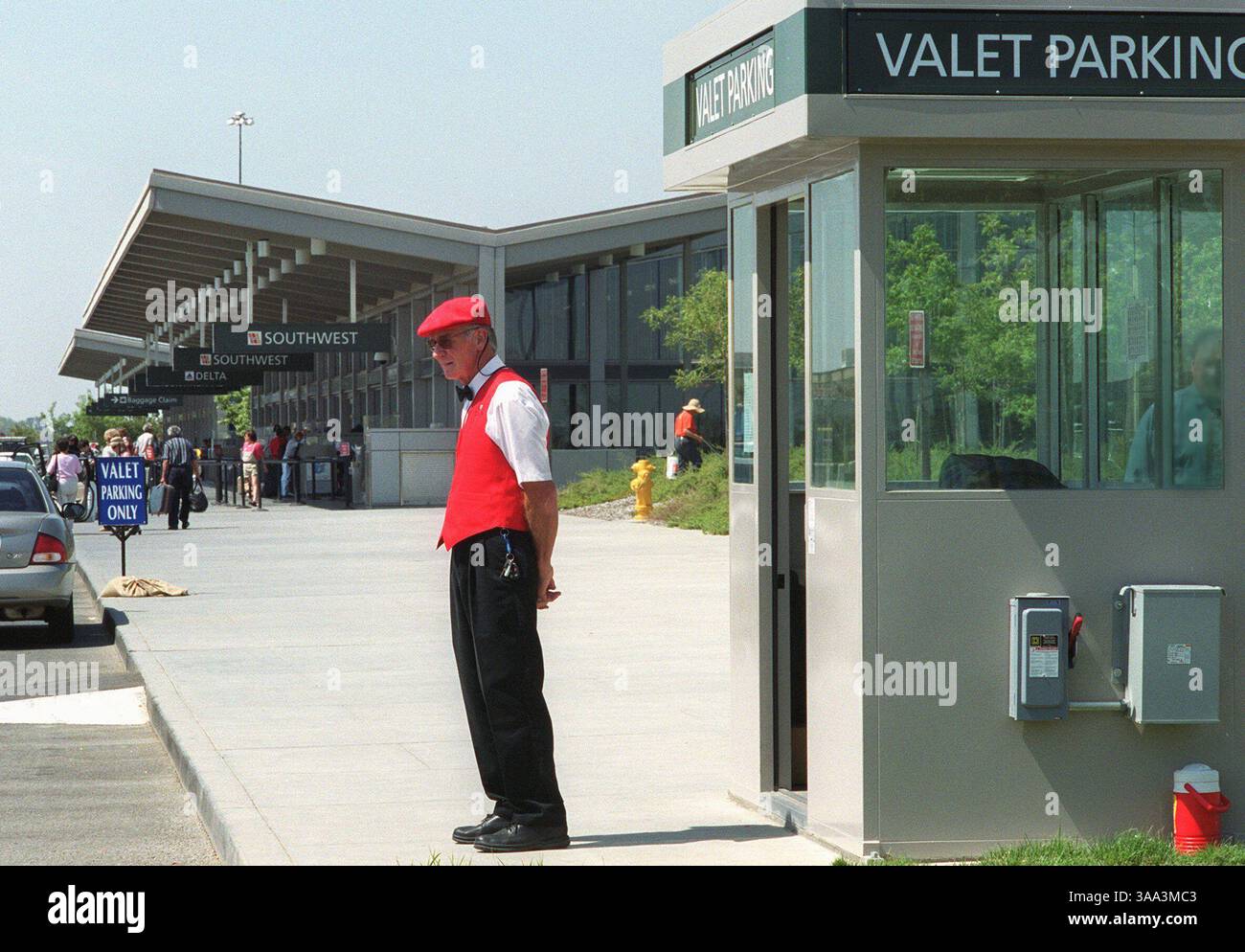 Frank Veronda attend les clients au kiosque de voiturier du terminal A de l'aéroport international de Sacramento mardi 21 août 2001. Executive Valet services commence le nouveau service, qui comprend également un kiosque au terminal B. les clients peuvent déposer les voitures à côté des terminaux et les récupérer sur le trottoir à leur retour. (Sacramento Bee/ Leilani Hu ) /ZUMA Press Banque D'Images