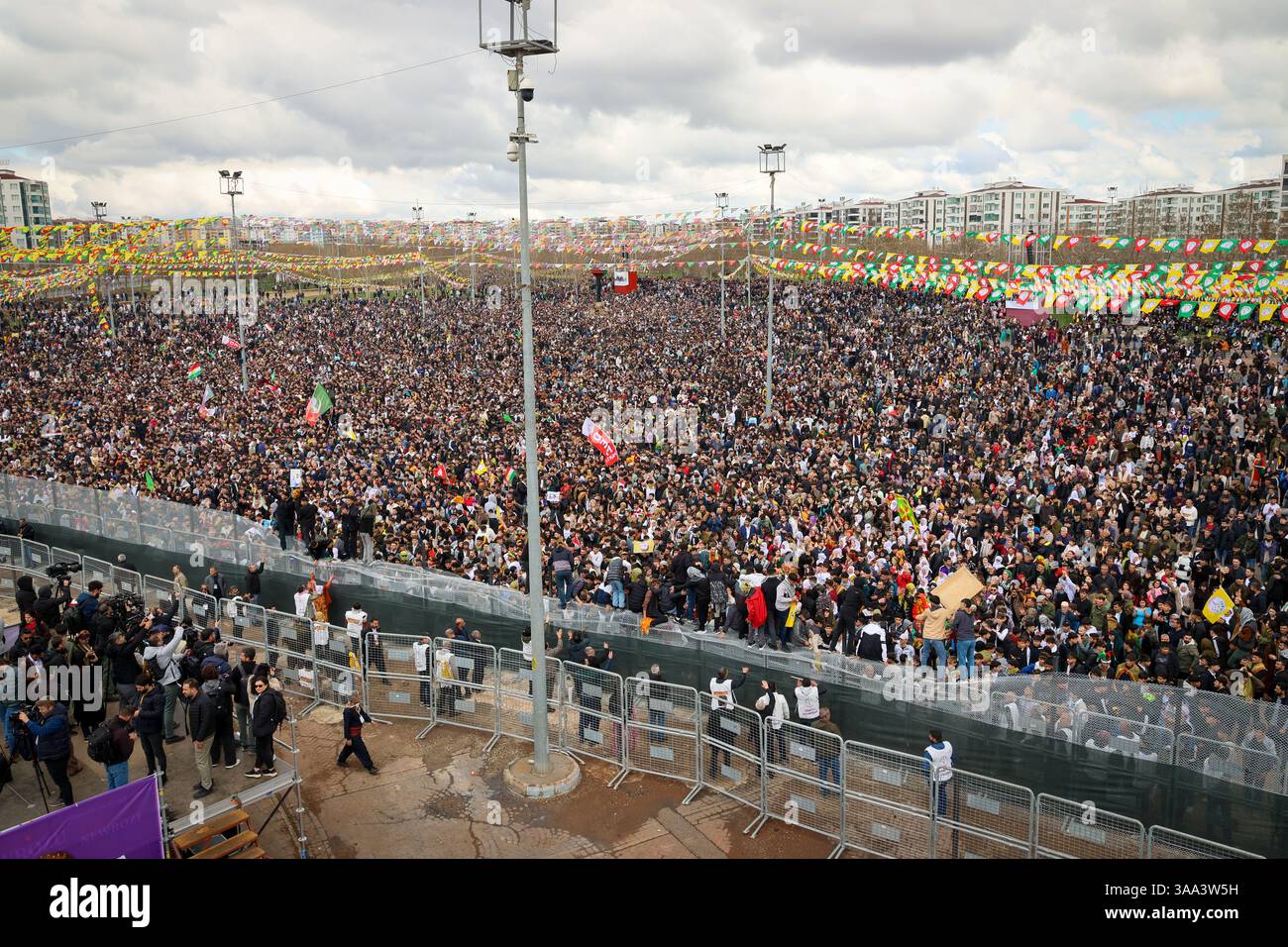 Türkiye, Diyarbakir. 21 mars 2025. Des millions de Kurdes se sont rassemblés dans le parc Newroz pour célébrer Newroz, le festival traditionnel du printemps. Banque D'Images