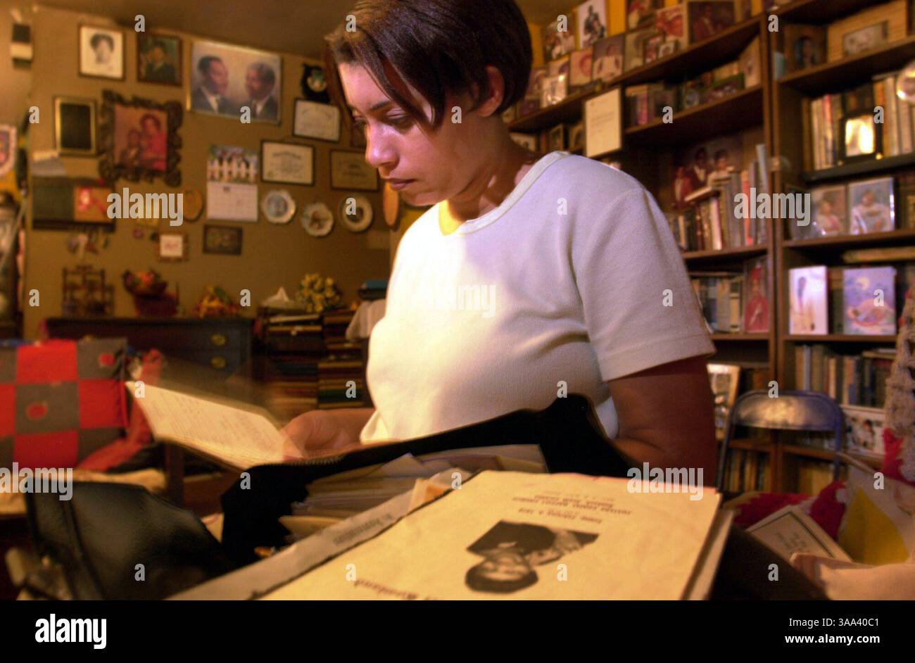 -- mercredi 27 juin 2001, Cross Anchor, SC -- entourée d'artificats recueillis par la tante Laura Fuller, à Cross Anchor, Caroline du Sud, Charlane Starks, travaille à travers les obituarys de ses ancêtres alors qu'elle cherche ses racines. Starks a pu retracer l'un de ses ancêtres à l'esclavage connu seulement sous le nom de ''l'africaine'' sur son arbre généalogique. ( The Sacramento Bee Hector Amezcua ) The Sacramento Bee/ZUMA Press Banque D'Images