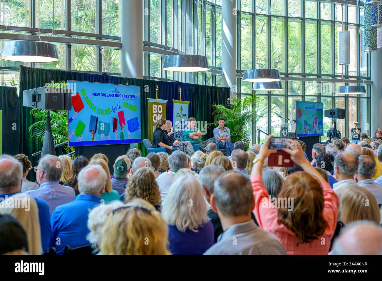 New Orleans, LOUISIANE, États-Unis - 29 mars 2025 : la journaliste Stephanie Grace interviewe les écrivains politiques et podcasteurs Jonathan Alter, Jonathan Martin et Tim Miller au Festival du livre de la Nouvelle-Orléans dans le complexe commercial Marshall Family Commons/Goldring/Woldenberg de l'Université de Tulane Banque D'Images