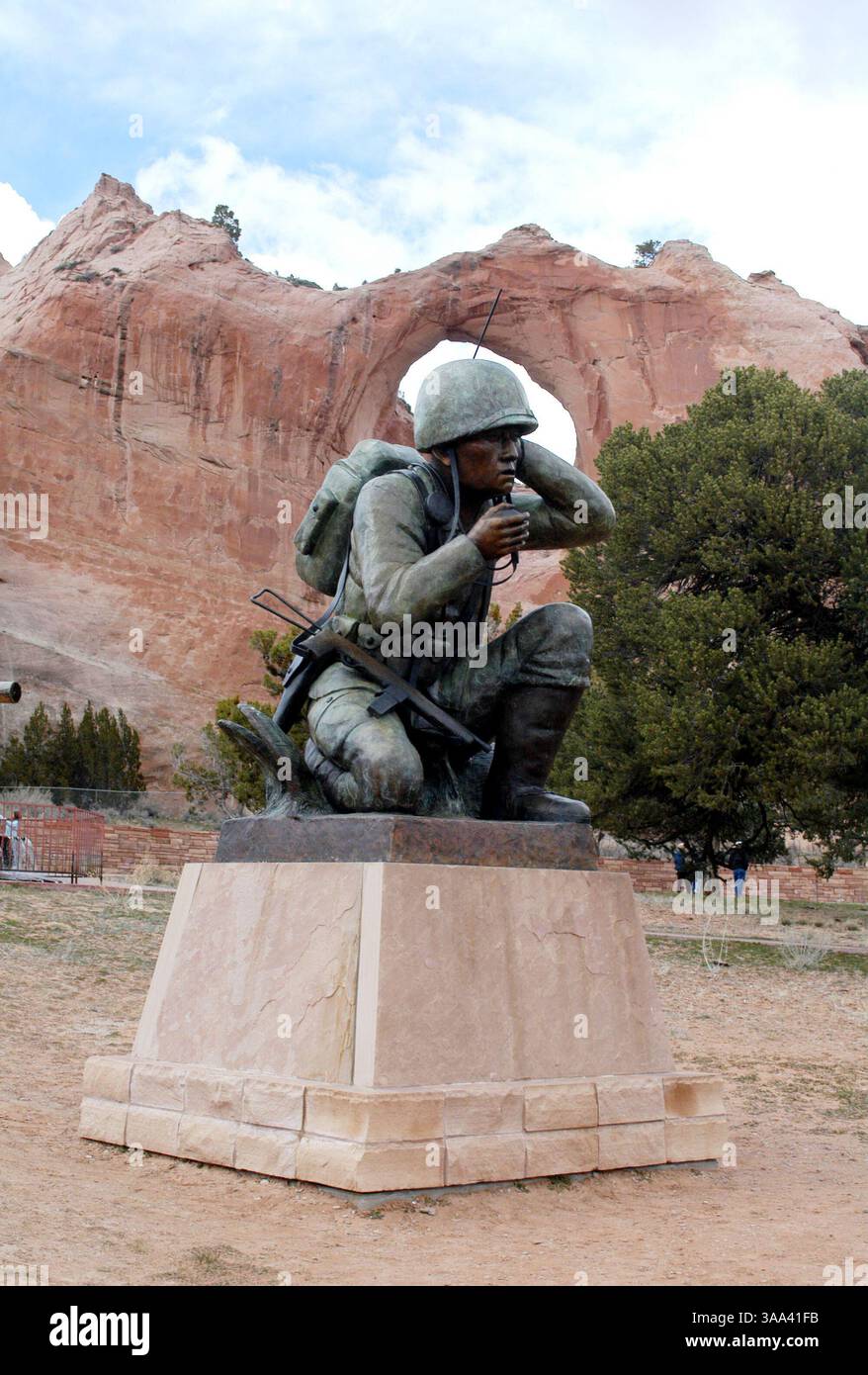 26 avril 2005 ; Shiprock, Nouveau-Mexique, États-Unis ; un monument dédié aux Navajo Code Talkers se dresse sous Window Rock sur la réserve indienne Navajo au Nouveau-Mexique. Pendant la seconde Guerre mondiale, les Code Talkers utilisaient un code spécial basé sur le langage Navajo non écrit pour transmettre des messages, rendant impossible pour l'ennemi japonais de déchiffrer les messages envoyés parmi les troupes américaines. Crédit obligatoire : photo de Tom Kumpf/Zuma Press. (©) Copyright 2005 par tom Kumpf Banque D'Images