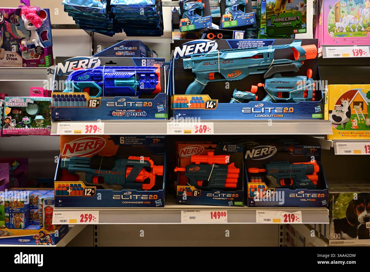 Hässleholm, Skåne, Suède. Mars 27 2025. Épicerie à l'intérieur de City Gross. Armes NERF sur l'étagère. Banque D'Images