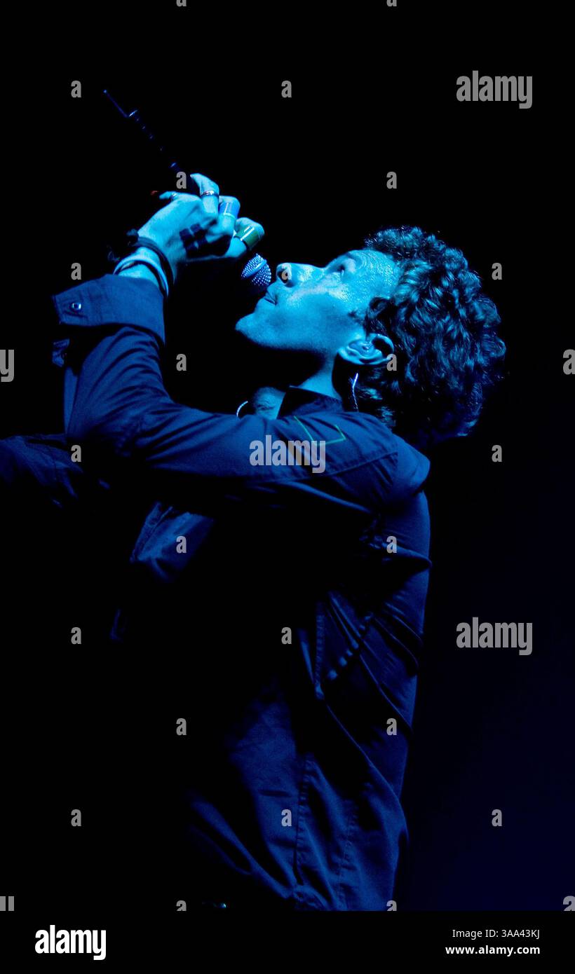 15 décembre 2005 ; Londres, Angleterre ; CHRIS MARTIN de Coldplay se produit à Londons Earl's court lors du deuxième de trois concerts du groupe en soutien à Coldplays Twisted Logic Tour. Crédit obligatoire : photo de Joseph C. Toth/ZUMA Press. (©) Copyright 2005 par Joseph C. Toth Banque D'Images
