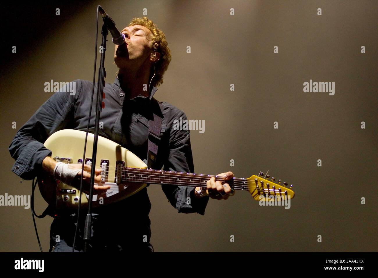 15 décembre 2005 ; Londres, Angleterre ; CHRIS MARTIN de Coldplay se produit à Londons Earl's court lors du deuxième de trois concerts du groupe en soutien à Coldplays Twisted Logic Tour. Crédit obligatoire : photo de Joseph C. Toth/ZUMA Press. (©) Copyright 2005 par Joseph C. Toth Banque D'Images
