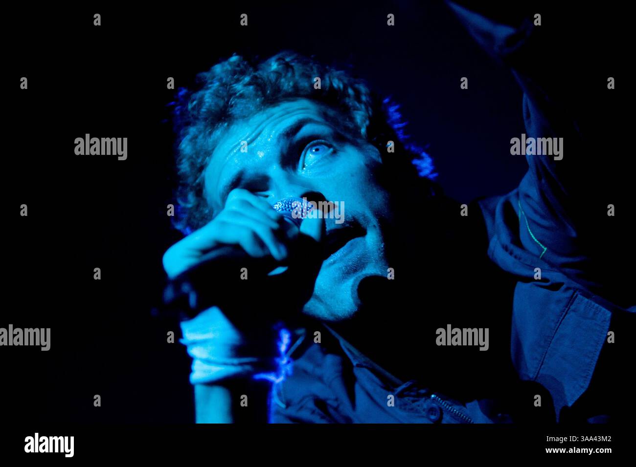 15 décembre 2005 ; Londres, Angleterre ; CHRIS MARTIN de Coldplay se produit à Londons Earl's court lors du deuxième de trois concerts du groupe en soutien à Coldplays Twisted Logic Tour. Crédit obligatoire : photo de Joseph C. Toth/ZUMA Press. (©) Copyright 2005 par Joseph C. Toth Banque D'Images