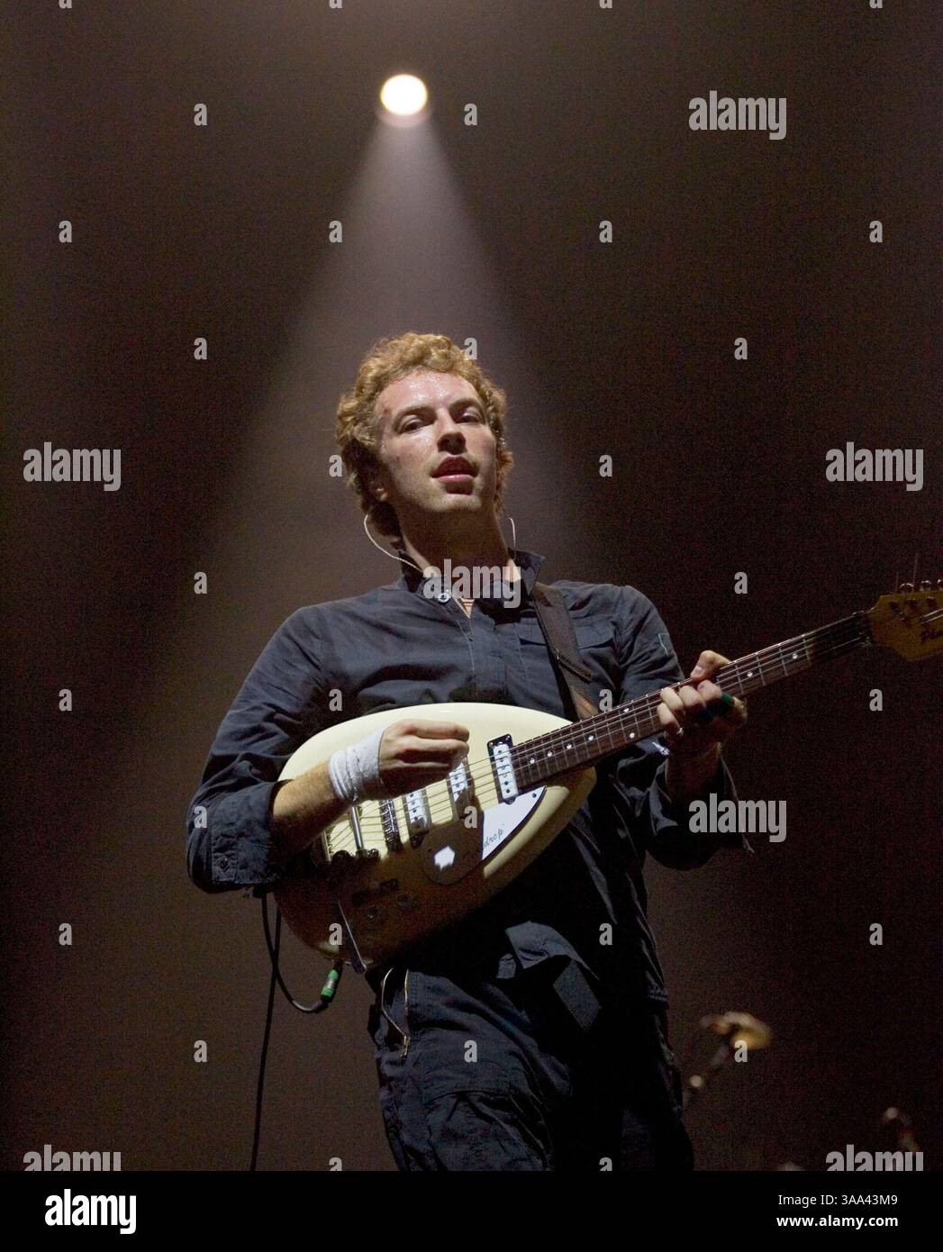 15 décembre 2005 ; Londres, Angleterre ; CHRIS MARTIN de Coldplay se produit à Londons Earl's court lors du deuxième de trois concerts du groupe en soutien à Coldplays Twisted Logic Tour. Crédit obligatoire : photo de Joseph C. Toth/ZUMA Press. (©) Copyright 2005 par Joseph C. Toth Banque D'Images