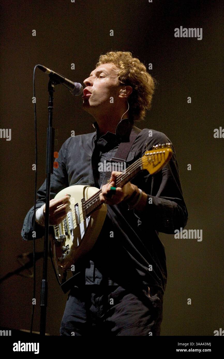15 décembre 2005 ; Londres, Angleterre ; CHRIS MARTIN de Coldplay se produit à Londons Earl's court lors du deuxième de trois concerts du groupe en soutien à Coldplays Twisted Logic Tour. Crédit obligatoire : photo de Joseph C. Toth/ZUMA Press. (©) Copyright 2005 par Joseph C. Toth Banque D'Images