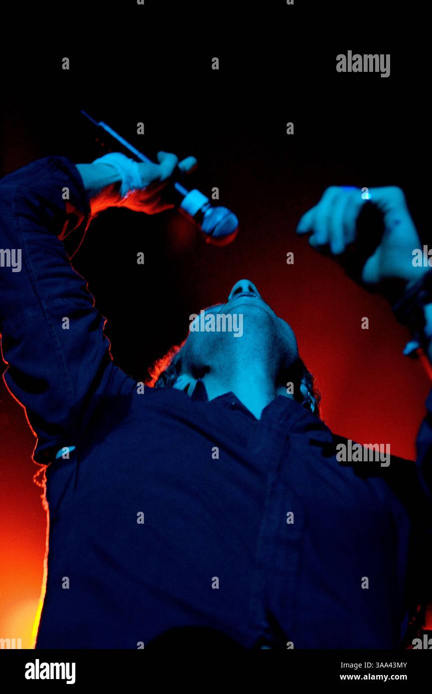 15 décembre 2005 ; Londres, Angleterre ; CHRIS MARTIN de Coldplay se produit à Londons Earl's court lors du deuxième de trois concerts du groupe en soutien à Coldplays Twisted Logic Tour. Crédit obligatoire : photo de Joseph C. Toth/ZUMA Press. (©) Copyright 2005 par Joseph C. Toth Banque D'Images