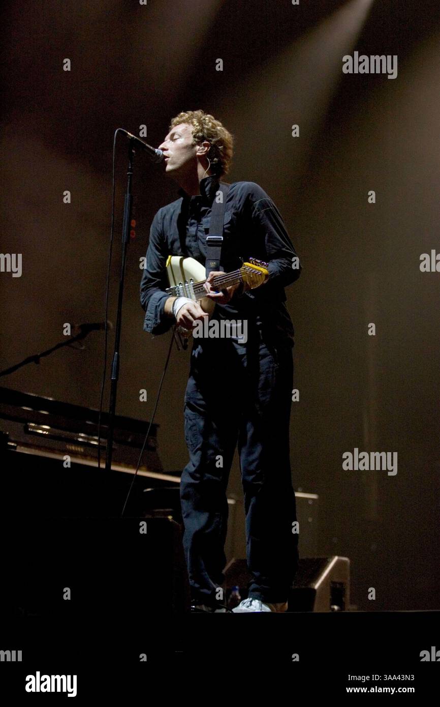 15 décembre 2005 ; Londres, Angleterre ; CHRIS MARTIN de Coldplay se produit à Londons Earl's court lors du deuxième de trois concerts du groupe en soutien à Coldplays Twisted Logic Tour. Crédit obligatoire : photo de Joseph C. Toth/ZUMA Press. (©) Copyright 2005 par Joseph C. Toth Banque D'Images