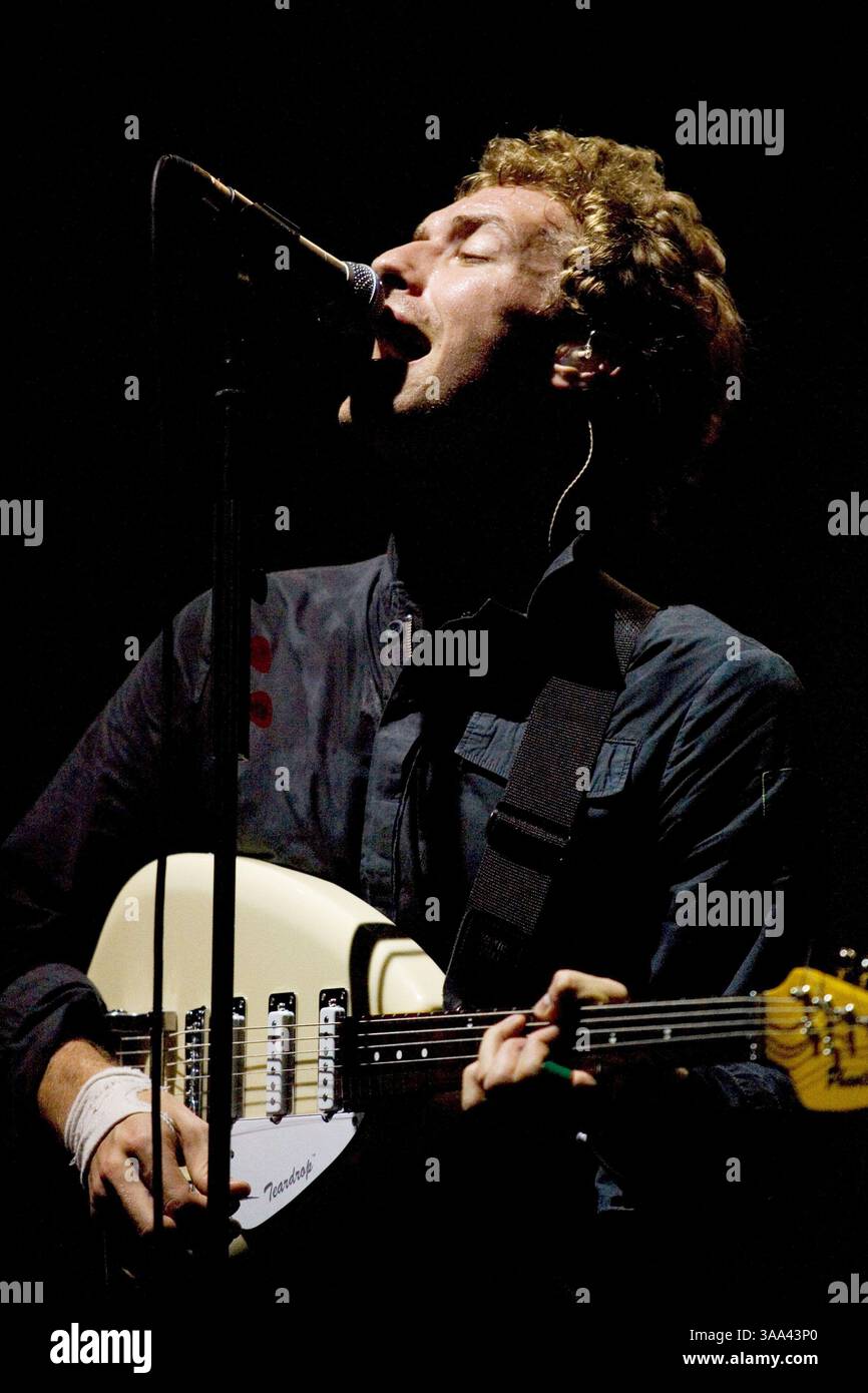 15 décembre 2005 ; Londres, Angleterre ; CHRIS MARTIN de Coldplay se produit à Londons Earl's court lors du deuxième de trois concerts du groupe en soutien à Coldplays Twisted Logic Tour. Crédit obligatoire : photo de Joseph C. Toth/ZUMA Press. (©) Copyright 2005 par Joseph C. Toth Banque D'Images