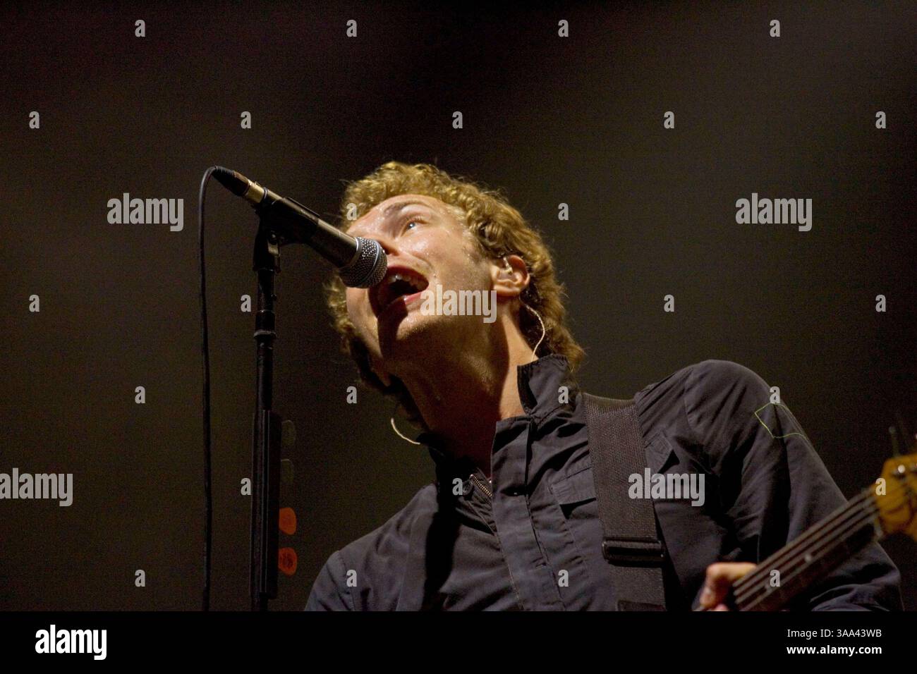 15 décembre 2005 ; Londres, Angleterre ; CHRIS MARTIN de Coldplay se produit à Londons Earl's court lors du deuxième de trois concerts du groupe en soutien à Coldplays Twisted Logic Tour. Crédit obligatoire : photo de Joseph C. Toth/ZUMA Press. (©) Copyright 2005 par Joseph C. Toth Banque D'Images