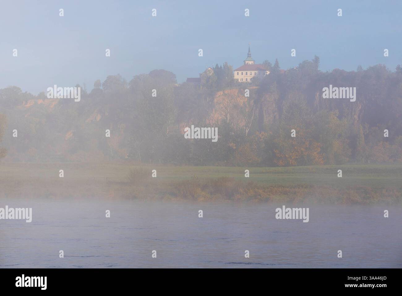 Andreas-Kirche und Zadel auf dem Berg, Elbe mit Elbtal im Nebel, BEI Zehren, Sächsisches Elbland, Sachsen, Deutschland *** : Andreas Church and Banque D'Images