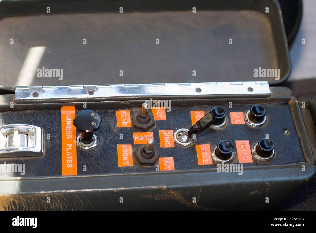 20 janvier 2006 ; Phoenix, Arizona, États-Unis ; une voiture Aston Martin conduite par James Bond à Goldfinger et Thunderball a été vendue aux enchères pour $2 090 000. Le légendaire modèle DB5 de 1965, avec une foule de gadgets high-tech, est passé sous le marteau à Phoenix, Arizona. Conduite par Sean Connery, la voiture est équipée de mitrailleuses Browning intégrées, de cisailles à pneus, d'un éjecteur de nappe d'huile et d'un écran pare-balles arrière rétractable. Il a été acheté pour 2 090 000 $ par un collectionneur européen. Lors de sa dernière vente en 1970, il a rapporté £5 000. Crédit obligatoire : photo de Jack Kurtz/ZUMA Press. (©) Copyright 2006 par Jack Kurtz Banque D'Images