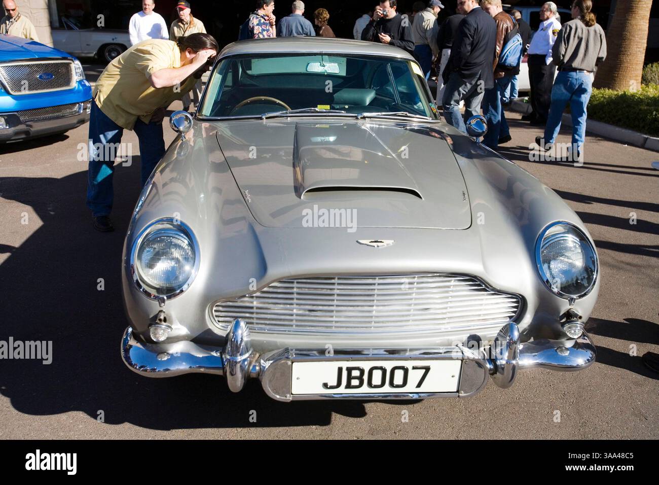 20 janvier 2006 ; Phoenix, Arizona, États-Unis ; une voiture Aston Martin conduite par James Bond à Goldfinger et Thunderball a été vendue aux enchères pour $2 090 000. Le légendaire modèle DB5 de 1965, avec une foule de gadgets high-tech, est passé sous le marteau à Phoenix, Arizona. Conduite par Sean Connery, la voiture est équipée de mitrailleuses Browning intégrées, de cisailles à pneus, d'un éjecteur de nappe d'huile et d'un écran pare-balles arrière rétractable. Il a été acheté pour 2 090 000 $ par un collectionneur européen. Lors de sa dernière vente en 1970, il a rapporté £5 000. Crédit obligatoire : photo de Jack Kurtz/ZUMA Press. (©) Copyright 2006 par Jack Kurtz Banque D'Images