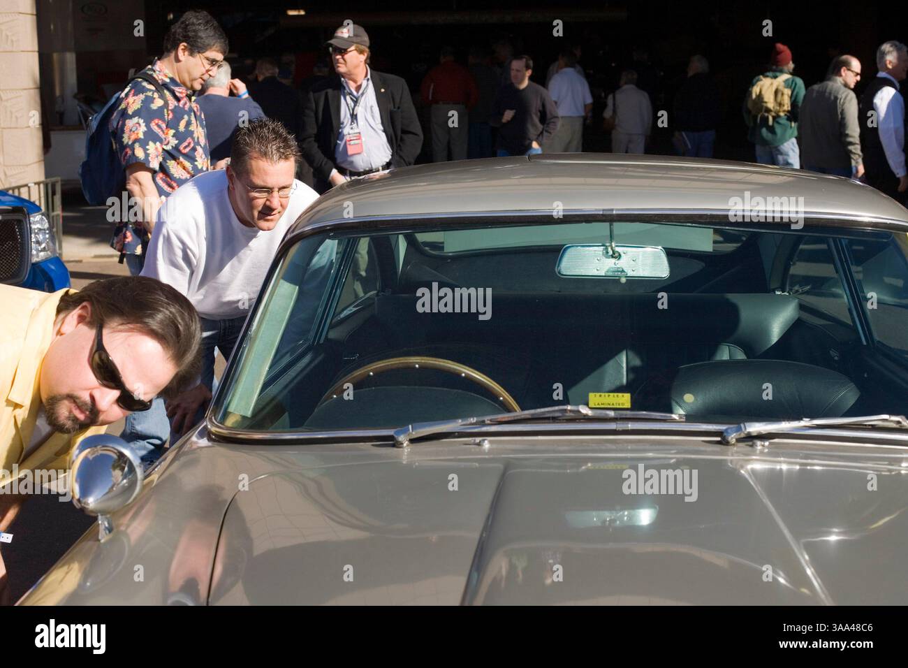 20 janvier 2006 ; Phoenix, Arizona, États-Unis ; une voiture Aston Martin conduite par James Bond à Goldfinger et Thunderball a été vendue aux enchères pour $2 090 000. Le légendaire modèle DB5 de 1965, avec une foule de gadgets high-tech, est passé sous le marteau à Phoenix, Arizona. Conduite par Sean Connery, la voiture est équipée de mitrailleuses Browning intégrées, de cisailles à pneus, d'un éjecteur de nappe d'huile et d'un écran pare-balles arrière rétractable. Il a été acheté pour 2 090 000 $ par un collectionneur européen. Lors de sa dernière vente en 1970, il a rapporté £5 000. Crédit obligatoire : photo de Jack Kurtz/ZUMA Press. (©) Copyright 2006 par Jack Kurtz Banque D'Images