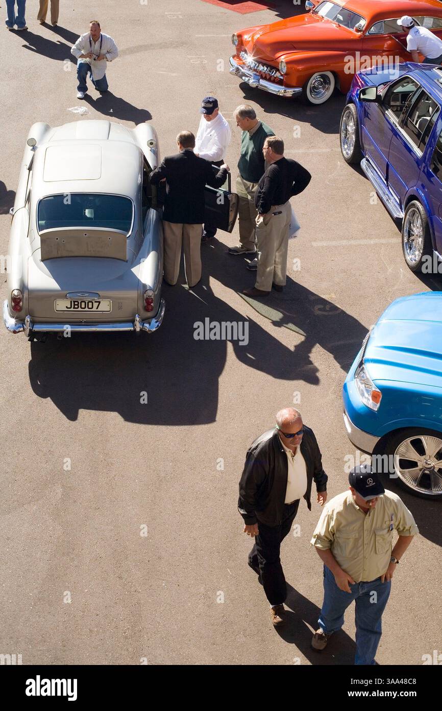 20 janvier 2006 ; Phoenix, Arizona, États-Unis ; une voiture Aston Martin conduite par James Bond à Goldfinger et Thunderball a été vendue aux enchères pour $2 090 000. Le légendaire modèle DB5 de 1965, avec une foule de gadgets high-tech, est passé sous le marteau à Phoenix, Arizona. Conduite par Sean Connery, la voiture est équipée de mitrailleuses Browning intégrées, de cisailles à pneus, d'un éjecteur de nappe d'huile et d'un écran pare-balles arrière rétractable. Il a été acheté pour 2 090 000 $ par un collectionneur européen. Lors de sa dernière vente en 1970, il a rapporté £5 000. Crédit obligatoire : photo de Jack Kurtz/ZUMA Press. (©) Copyright 2006 par Jack Kurtz Banque D'Images