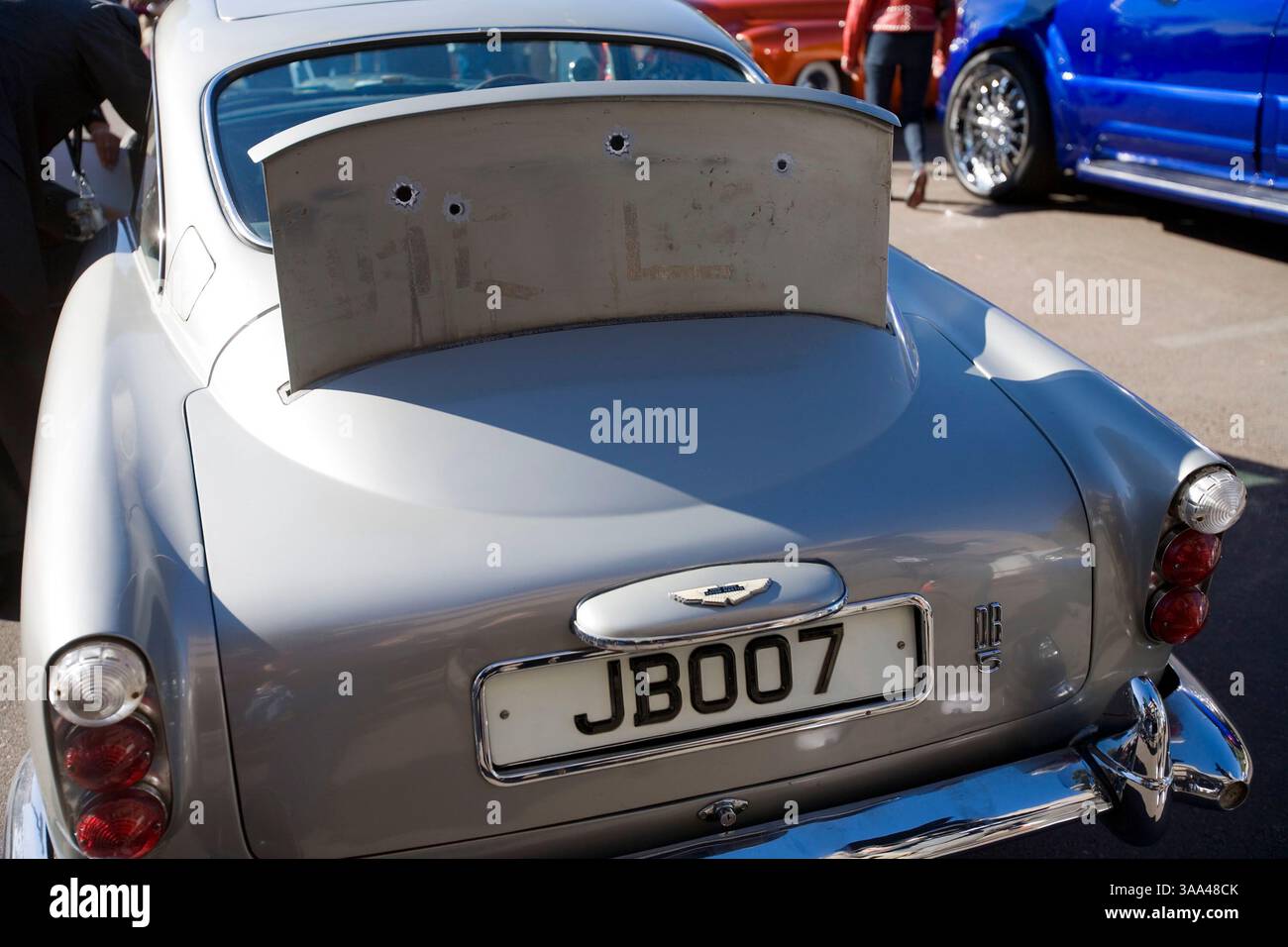 20 janvier 2006 ; Phoenix, Arizona, États-Unis ; une voiture Aston Martin conduite par James Bond à Goldfinger et Thunderball a été vendue aux enchères pour $2 090 000. Le légendaire modèle DB5 de 1965, avec une foule de gadgets high-tech, est passé sous le marteau à Phoenix, Arizona. Conduite par Sean Connery, la voiture est équipée de mitrailleuses Browning intégrées, de cisailles à pneus, d'un éjecteur de nappe d'huile et d'un écran pare-balles arrière rétractable. Il a été acheté pour 2 090 000 $ par un collectionneur européen. Lors de sa dernière vente en 1970, il a rapporté £5 000. Crédit obligatoire : photo de Jack Kurtz/ZUMA Press. (©) Copyright 2006 par Jack Kurtz Banque D'Images