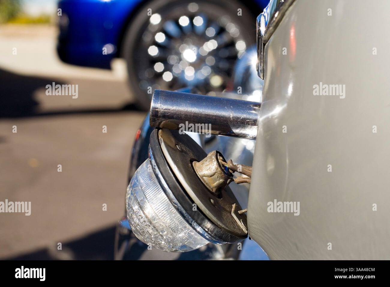 20 janvier 2006 ; Phoenix, Arizona, États-Unis ; une voiture Aston Martin conduite par James Bond à Goldfinger et Thunderball a été vendue aux enchères pour $2 090 000. Le légendaire modèle DB5 de 1965, avec une foule de gadgets high-tech, est passé sous le marteau à Phoenix, Arizona. Conduite par Sean Connery, la voiture est équipée de mitrailleuses Browning intégrées, de cisailles à pneus, d'un éjecteur de nappe d'huile et d'un écran pare-balles arrière rétractable. Il a été acheté pour 2 090 000 $ par un collectionneur européen. Lors de sa dernière vente en 1970, il a rapporté £5 000. Crédit obligatoire : photo de Jack Kurtz/ZUMA Press. (©) Copyright 2006 par Jack Kurtz Banque D'Images