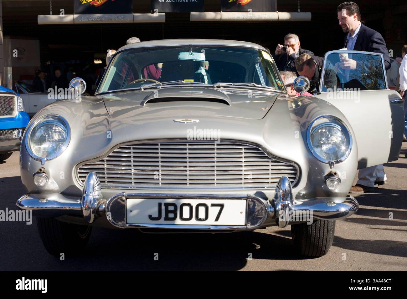 20 janvier 2006 ; Phoenix, Arizona, États-Unis ; une voiture Aston Martin conduite par James Bond à Goldfinger et Thunderball a été vendue aux enchères pour $2 090 000. Le légendaire modèle DB5 de 1965, avec une foule de gadgets high-tech, est passé sous le marteau à Phoenix, Arizona. Conduite par Sean Connery, la voiture est équipée de mitrailleuses Browning intégrées, de cisailles à pneus, d'un éjecteur de nappe d'huile et d'un écran pare-balles arrière rétractable. Il a été acheté pour 2 090 000 $ par un collectionneur européen. Lors de sa dernière vente en 1970, il a rapporté £5 000. Crédit obligatoire : photo de Jack Kurtz/ZUMA Press. (©) Copyright 2006 par Jack Kurtz Banque D'Images