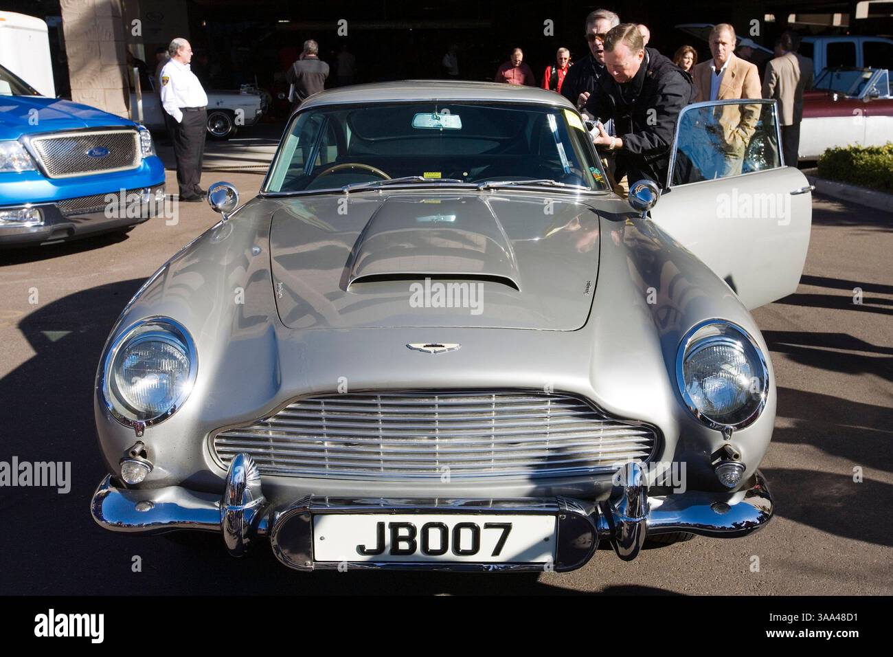 20 janvier 2006 ; Phoenix, Arizona, États-Unis ; une voiture Aston Martin conduite par James Bond à Goldfinger et Thunderball a été vendue aux enchères pour $2 090 000. Le légendaire modèle DB5 de 1965, avec une foule de gadgets high-tech, est passé sous le marteau à Phoenix, Arizona. Conduite par Sean Connery, la voiture est équipée de mitrailleuses Browning intégrées, de cisailles à pneus, d'un éjecteur de nappe d'huile et d'un écran pare-balles arrière rétractable. Il a été acheté pour 2 090 000 $ par un collectionneur européen. Lors de sa dernière vente en 1970, il a rapporté £5 000. Crédit obligatoire : photo de Jack Kurtz/ZUMA Press. (©) Copyright 2006 par Jack Kurtz Banque D'Images