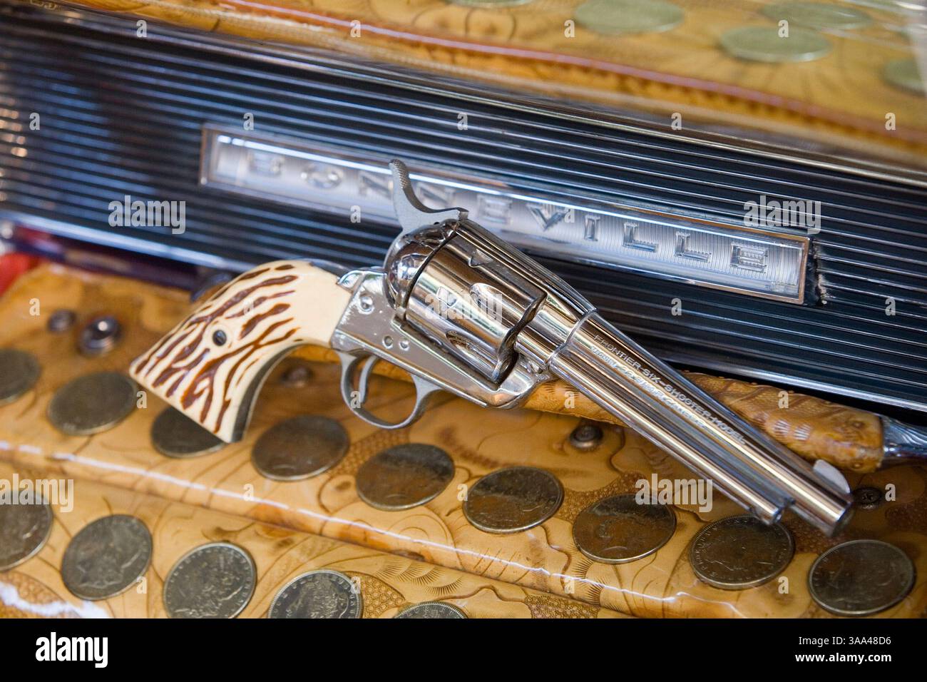 20 janvier 2006 ; Phoenix, Arizona, États-Unis ; un revolver utilisé comme poignée pour la boîte à gants dans la Pontiac Bonneville Cabriolet 1964, « The Silver Dollar Pontiac » autrefois propriété de Hank Williams Jr., qui était disponible aux enchères RM Auctions Vintage Motor Cars en Arizona à l'Arizona Biltmore Spa and Resort. Parmi les voitures disponibles se trouvaient l'un des quatre coupés originaux James Bond 007 Aston Martin DB5 fabriqués pour le film Thunderball (présenté comme « la voiture la plus célèbre au monde »), le seul Buick Model S Tourabout 1908 survivant et la Cadillac pare-balles 1928 autrefois détenue par le gangster Al Capone. M Banque D'Images 20 janvier 2006 ; Phoenix, Arizona, États-Unis ; un revolver utilisé comme poignée pour la boîte à gants dans la Pontiac Bonneville Cabriolet 1964, « The Silver Dollar Pontiac » autrefois propriété de Hank Williams Jr., qui était disponible aux enchères RM Auctions Vintage Motor Cars en Arizona à l'Arizona Biltmore Spa and Resort. Parmi les voitures disponibles se trouvaient l'un des quatre coupés originaux James Bond 007 Aston Martin DB5 fabriqués pour le film Thunderball (présenté comme « la voiture la plus célèbre au monde »), le seul Buick Model S Tourabout 1908 survivant et la Cadillac pare-balles 1928 autrefois détenue par le gangster Al Capone. M Banque D'Images