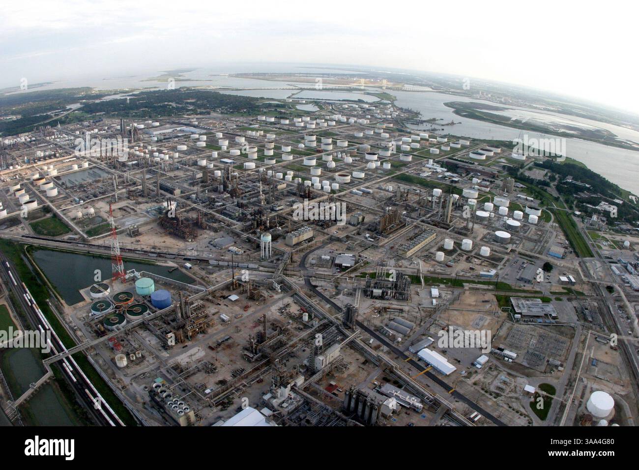 24 septembre 2005 ; Houston, TX, États-Unis ; vue aérienne des raffineries de pétrole de Houston lors des derniers vestiges de l'ouragan Rita, le 24 septembre 2005. Crédit obligatoire : photo de Ana Elisa Fuentes/ZUMA Press. (©) Copyright 2005 par Ana Elisa Fuentes Banque D'Images