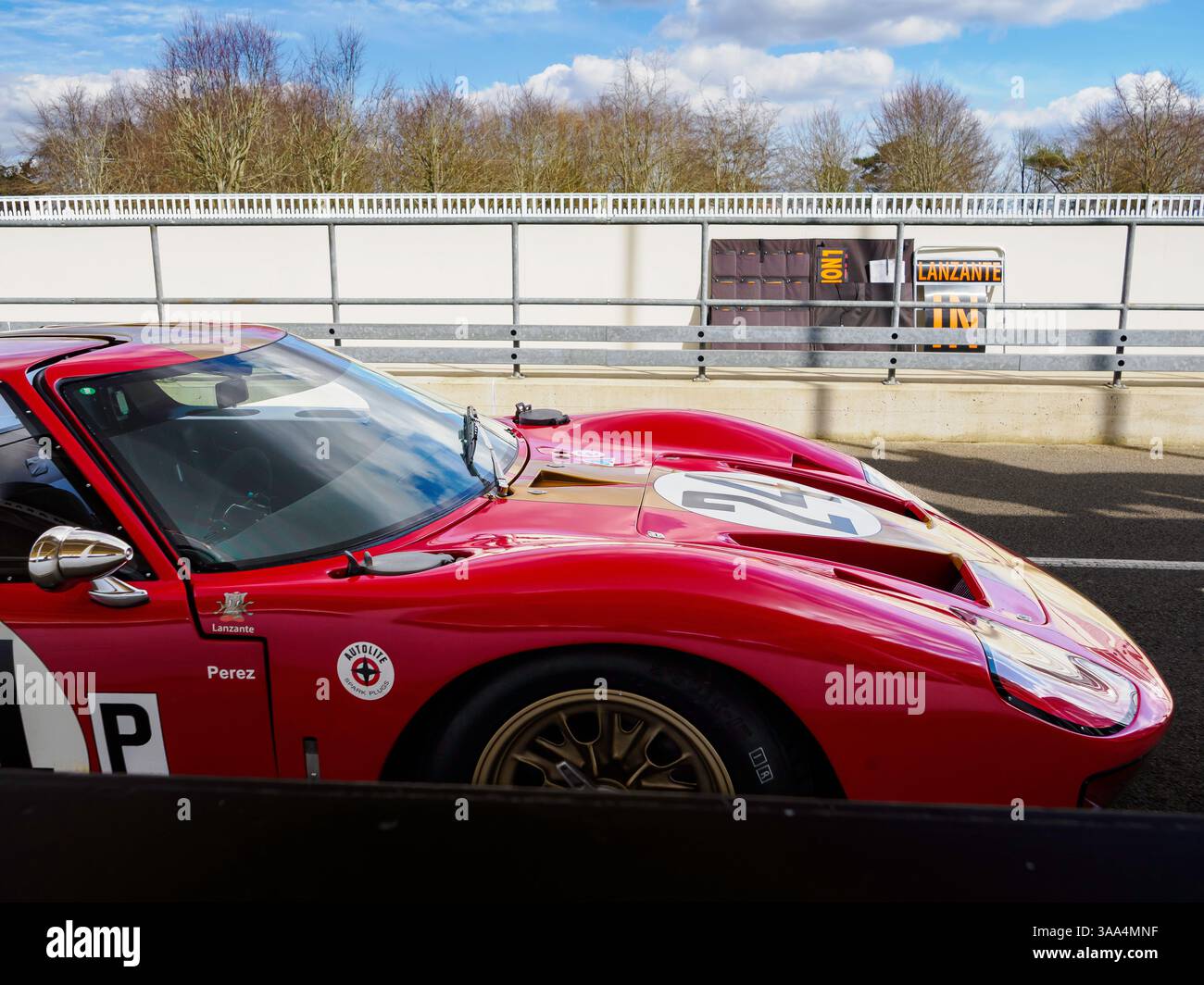 Une voiture de course Ford GT40 rouge 1966, 82 Member Meeting Testing, Goodwood Motor circuit, West Sussex UK Banque D'Images