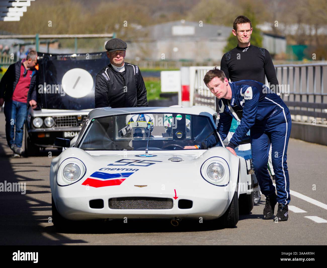 Une voiture de course Chevron B6 blanche, 82 Membres Meeting Testing, Goodwood Motor circuit, West Sussex UK Banque D'Images