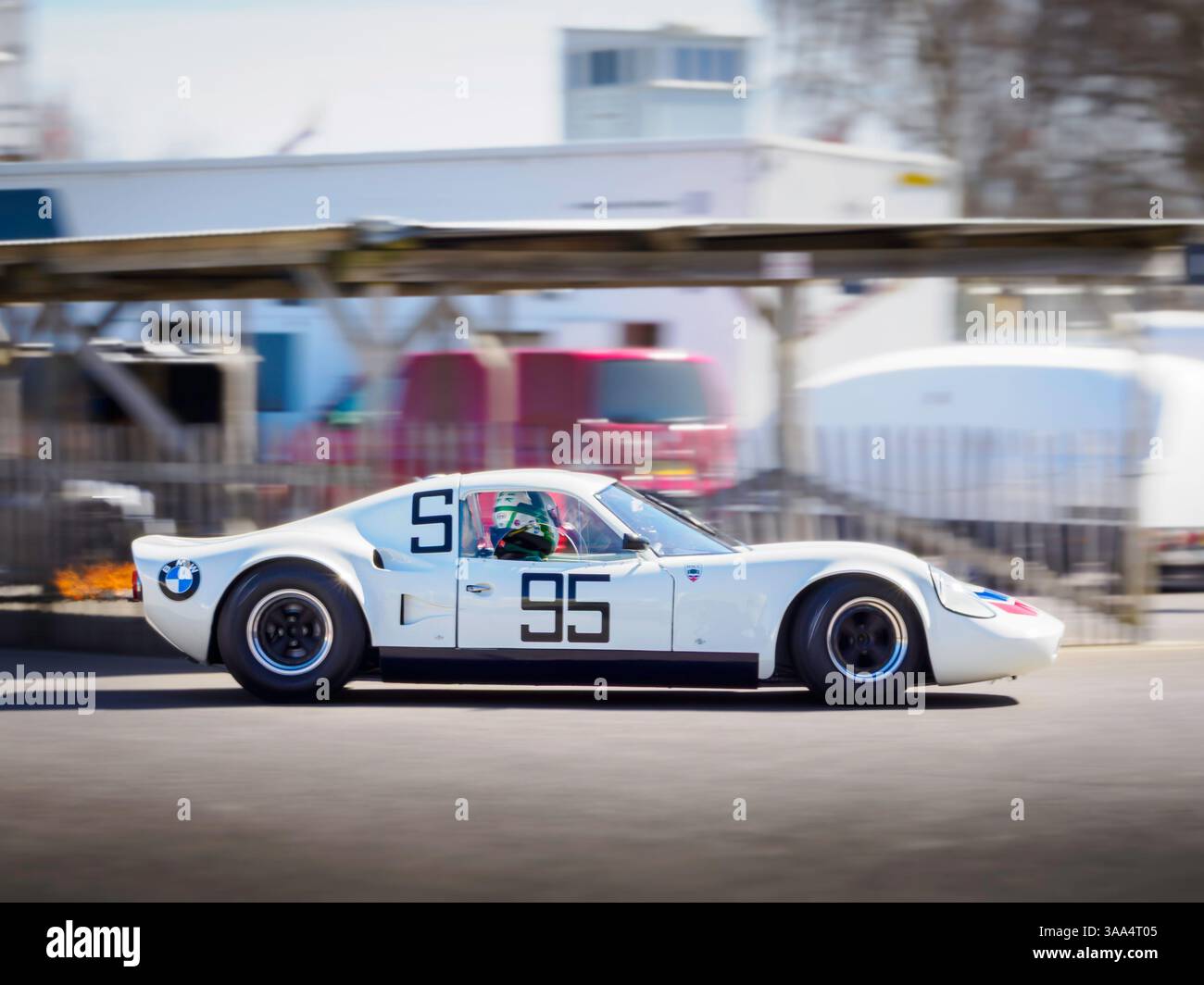 Une voiture de course Chevron B6 blanche, 82 Membres Meeting Testing, Goodwood Motor circuit, West Sussex UK Banque D'Images