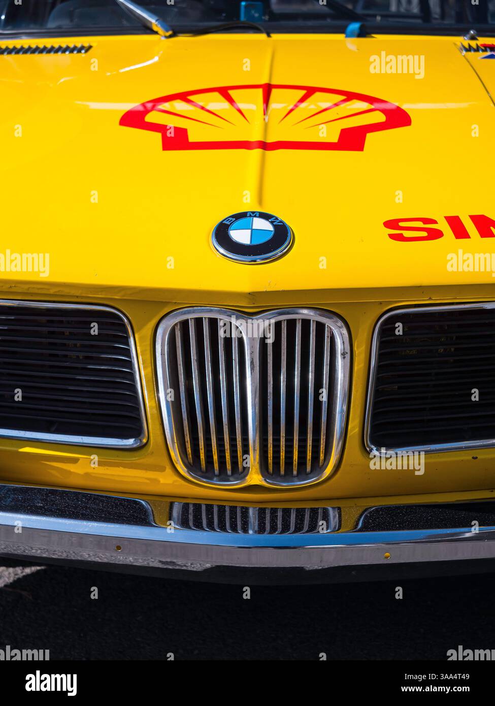 Une voiture de course BMW 3,0 CSL jaune, 82 Membres Meeting Testing, Goodwood Motor circuit, West Sussex UK Banque D'Images