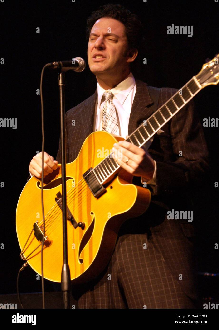 23 févr., 2006 ; Wilmington, NC, USA ; Jazz musicien John Pizzarelli effectue vivre comme son tour 2006 fait un arrêt à Thalian Hall situé à Wilmington, NC. Crédit obligatoire : Photo par Jason Moore/ZUMA Press. (©) Copyright 2006 par Jason Moore Banque D'Images