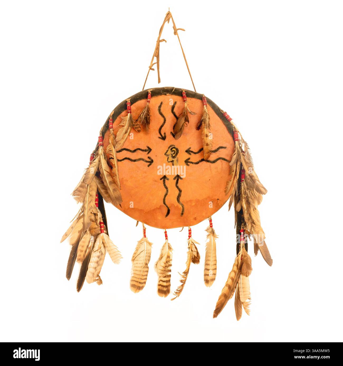 Bouclier des Indiens de l'Amérique du Nord en cuir brut, peint et orné de plumes, isolé sur blanc Banque D'Images