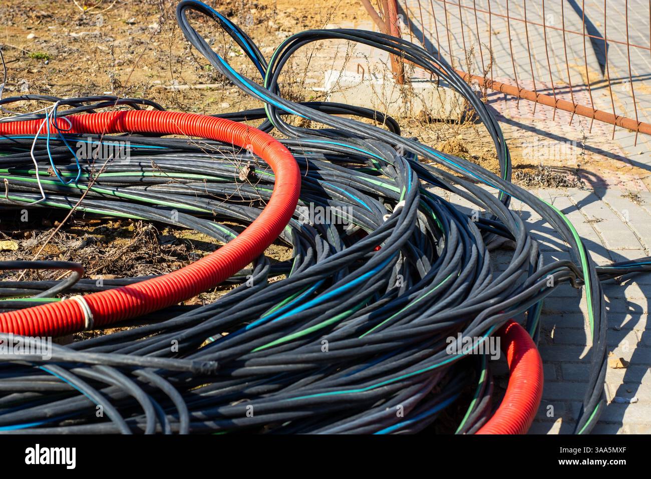 Une collection diversifiée de câbles spiralés colorés avec différentes textures pour une installation efficace du système électrique Banque D'Images